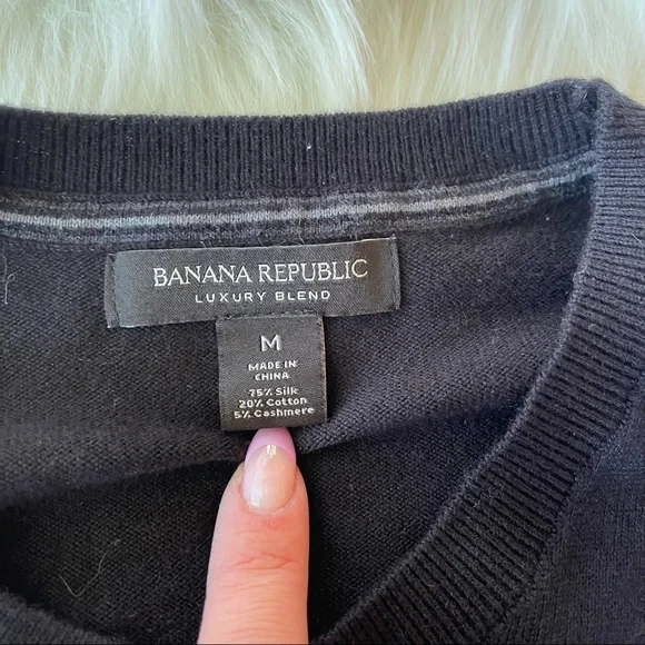 Banana Republic Luxury Blend Black Crewneck Sweater - Picture 2 of 9